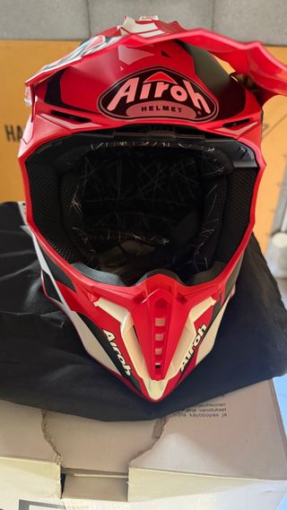 Casco Moto Airoh Rosso e Nero Mis L
nuovo 
