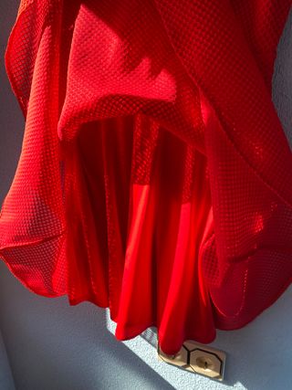 Vestido rojo con vuelo y escote en pico