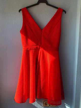 Vestido rojo con vuelo y escote en pico