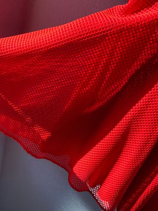Vestido rojo con vuelo y escote en pico