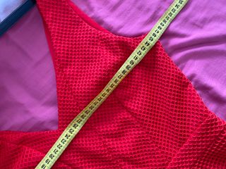 Vestido rojo con vuelo y escote en pico