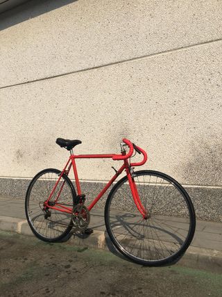 Bicicleta clásica roja para restaurar