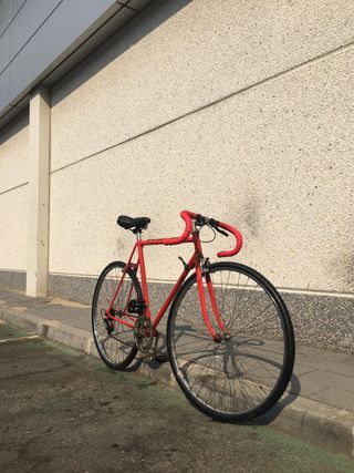 Bicicleta clásica roja para restaurar