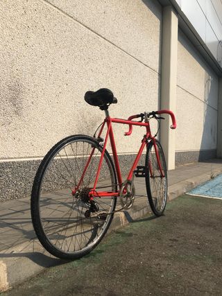 Bicicleta clásica roja para restaurar