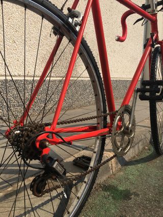 Bicicleta clásica roja para restaurar