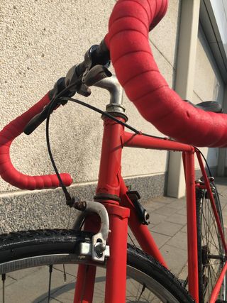 Bicicleta clásica roja para restaurar
