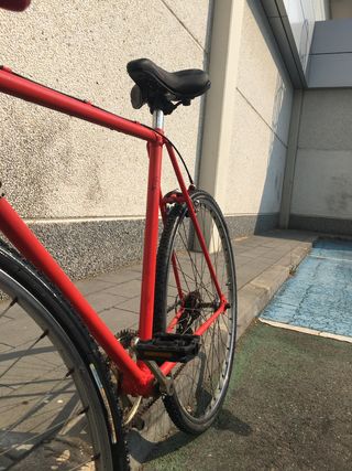 Bicicleta clásica roja para restaurar
