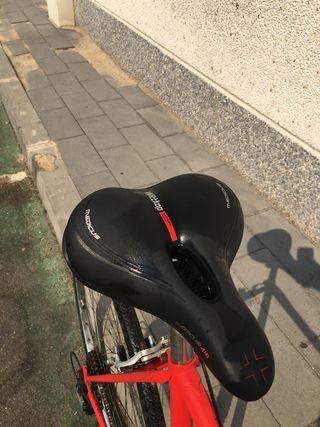 Bicicleta clásica roja para restaurar