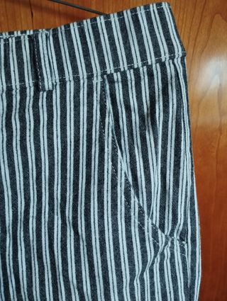 Pantalón Hollister rayas.