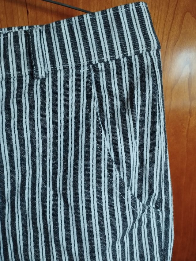 Pantalón  rayas.
