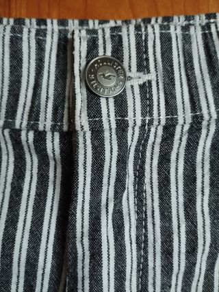 Pantalón Hollister rayas.