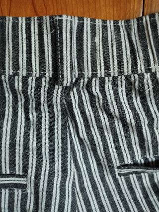 Pantalón Hollister rayas.
