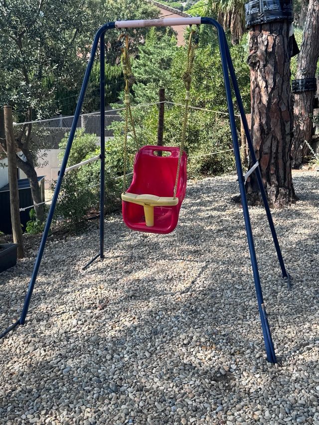 Columpio infantil rojo