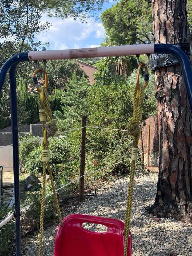 Columpio infantil rojo