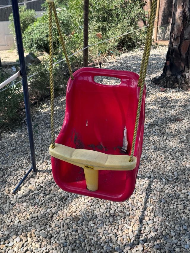 Columpio infantil rojo
