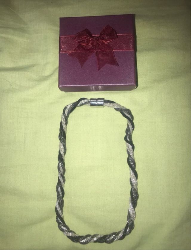 Collar plata y negro