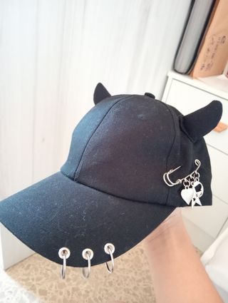 Gorra negra con cuernos y adornos