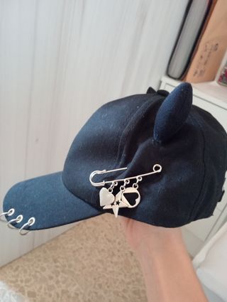Gorra negra con cuernos y adornos