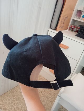 Gorra negra con cuernos y adornos