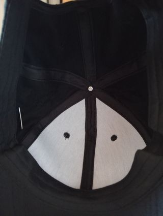 Gorra negra con cuernos y adornos