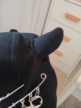 Gorra negra con cuernos y adornos