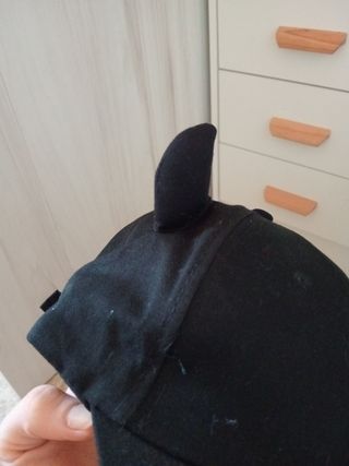 Gorra negra con cuernos y adornos