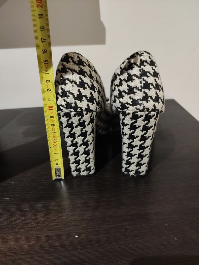 Sapatos de salto alto com estampa