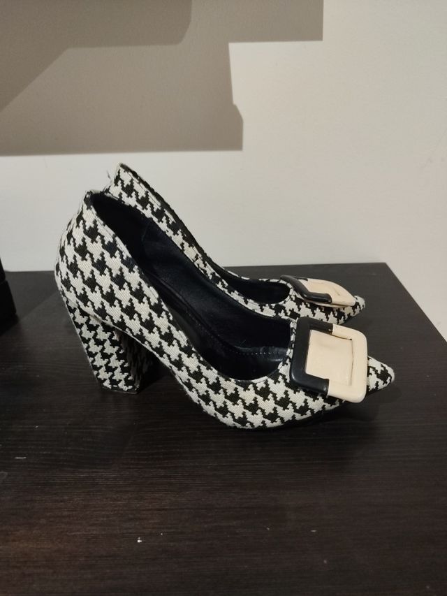 Sapatos de salto alto com estampa