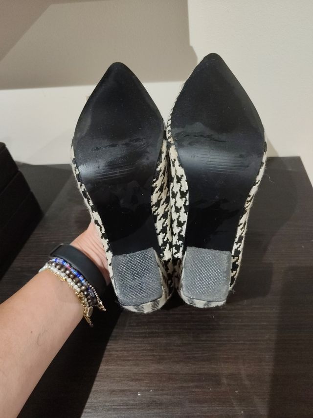 Sapatos de salto alto com estampa