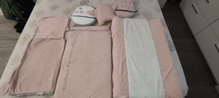 Ropa de cuna rosa con estrellas.