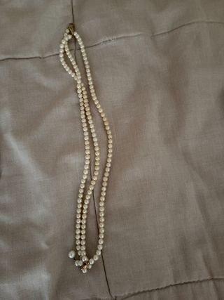 Gargantilla de perlas doradas y blancas