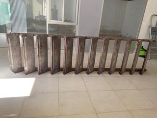 Escalera metálica con peldaños de madera