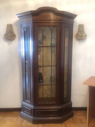 Mueble esquinero de caoba con estampado de tela