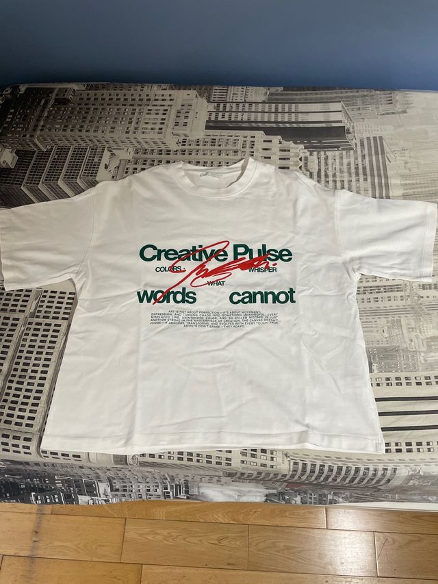 Camiseta Zara Blanca con Estampado Gráfico