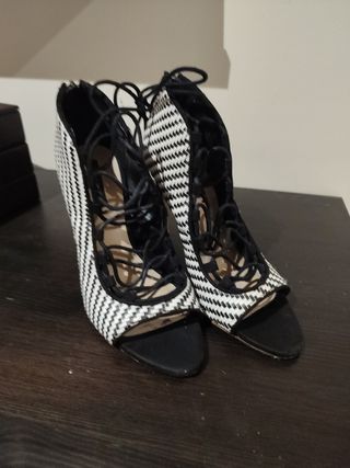 Zapatos de tacón con cordones