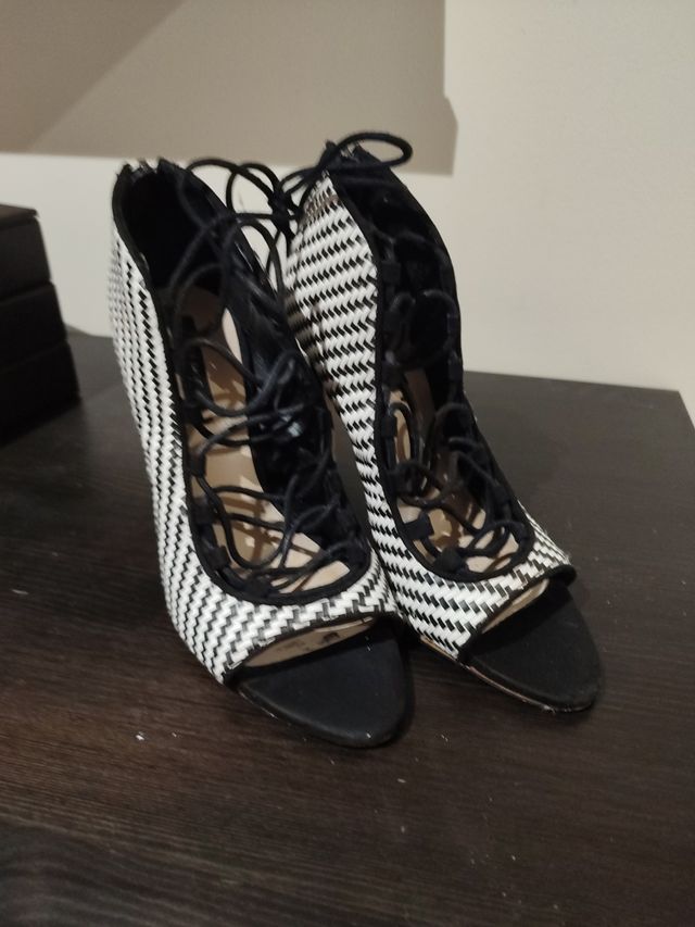 Sapatos de salto alto com cadarço