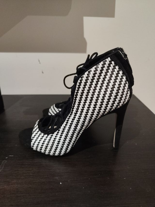 Sapatos de salto alto com cadarço