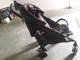 Carro de bebé negro y marrón