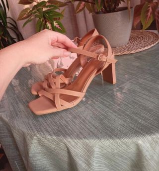 Sandalias color nude de tiras