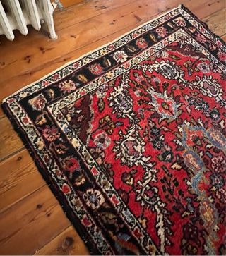 Alfombra persa antigua roja y negra