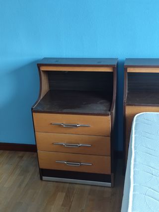 Mesita de noche de madera