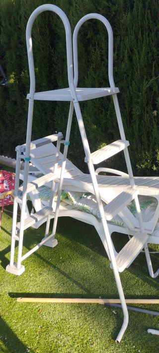 Escalera para piscina blanca