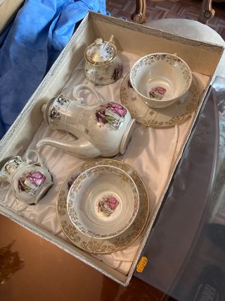 Juego de té de porcelana con detalles dorados
