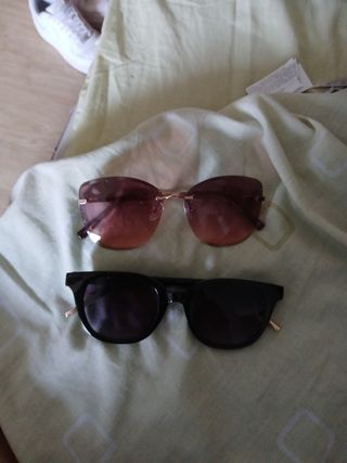 Gafas de sol negras y rosas