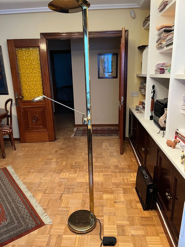 Lámpara de pie con dos focos y brazo oscilante