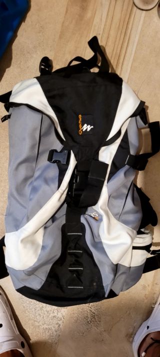 Mochila Quechua Junior Gris y Blanca
