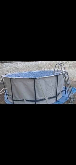 Piscina  con 3 meses de uso, muy buen estado 