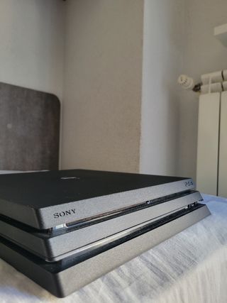 PS4 Slim Pro 1TB + Mandos