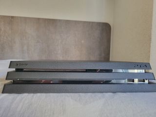 PS4 Slim Pro 1TB + Mandos