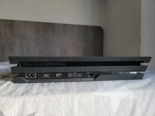 PS4 Slim Pro 1TB + Mandos